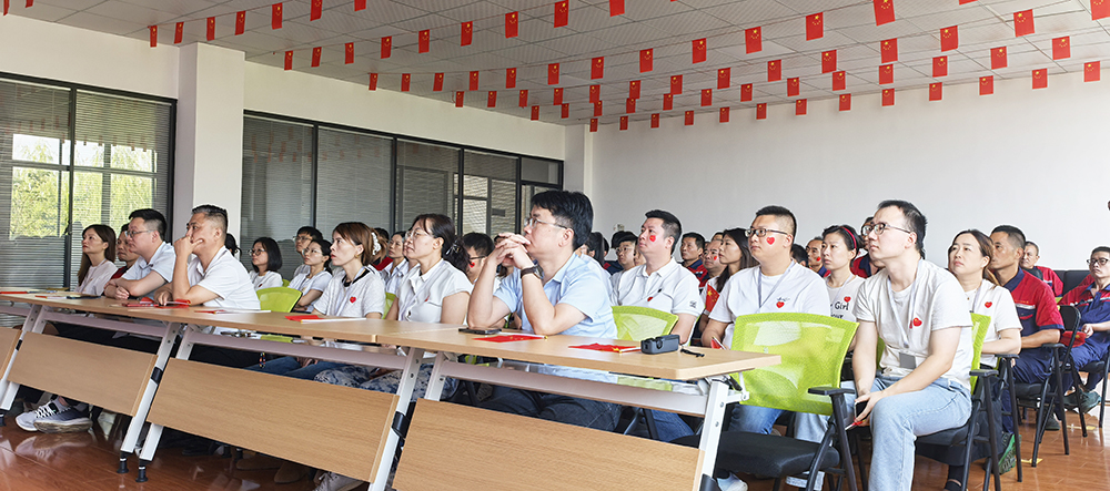 集体观看抗战胜利80周年纪念大会