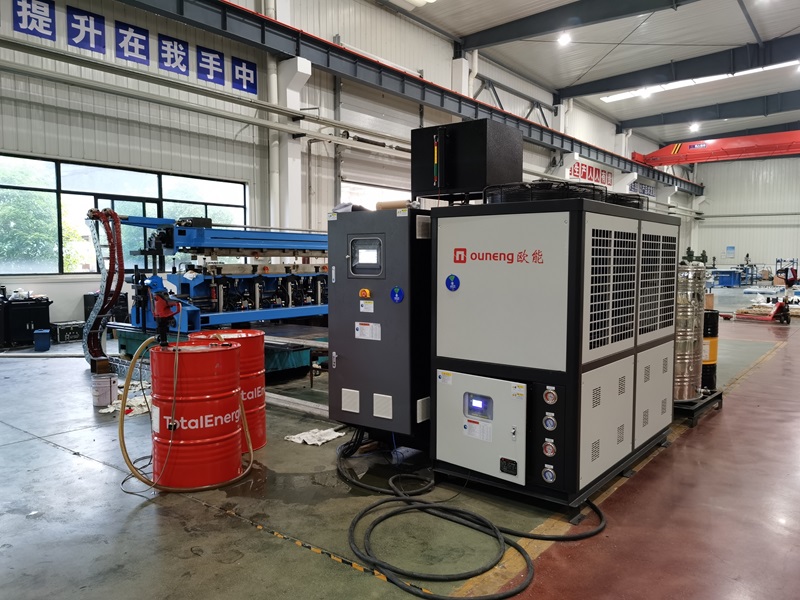 碳纤维复合材料，机翼成型，PLC模温机＋冷水机