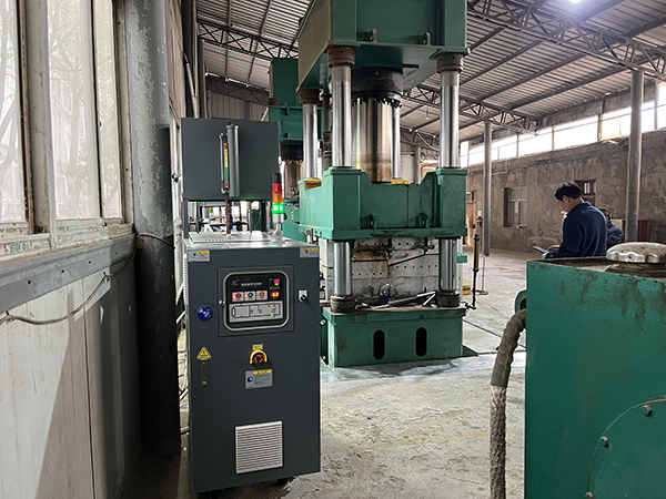 PVC电桩外壳生产热压机模温机